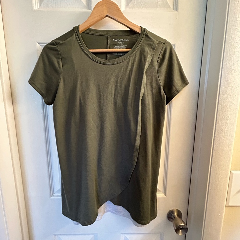 **SOLD** Motherhood Maternity Nursing Top